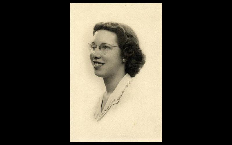 贝蒂·斯奈德·霍尔伯顿 | 琼's friend and fellow ENIAC programmer Francis Elizabeth "Betty" Snyder Holberton, 3月17日, 1917年12月. 8, 2001. 图片由Betty Synder Holberton赠予琼 Jennings Bartik，并经口头许可用于琼的个人/专业努力. 2002年，珍·詹宁斯·巴蒂克计算机博物馆获得了这幅图像. 据琼说, 这幅贝蒂的肖像是一位摄影师(已故)在1939年至1944年间为一家不再运营的摄影工作室拍摄的.  据贝蒂的女儿说, 普里西拉Holberton, 这张照片是1944年在Loeb工作室(停业)拍摄的.  这张照片的其他照片由普里西拉·霍尔伯顿收藏在一个私人家庭摄影集里. (图片由Bartik计算机博物馆提供，并特别感谢普里西拉Holberton对Bartik博物馆的支持).